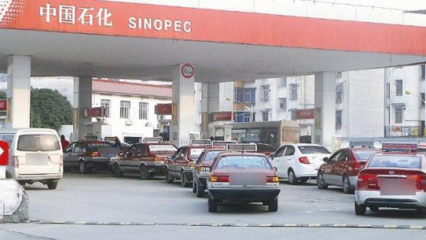 加油工疏忽,95號油加成92號,車主當即發(fā)飆要求賠車